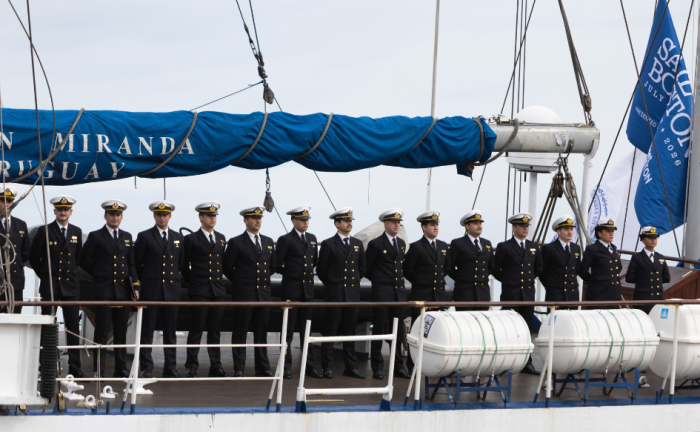 El ROU 20 Capitán Miranda arribó a Montevideo tras navegar por 13 puertos Guardiamarinas de pie, formados a bordo del buque Capitán Miranda, durante su arribo al puerto de Montevideo, tras culminar su 36° viaje de instrucción