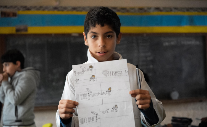 Talleres de caricatura: ¿Vos hacés la historia? Alumno de la escuela n°47 de 25 de Agosto sostiene la historieta que elaboró en el taller de caricatura realizado en el marco de los festejos del bicentenario