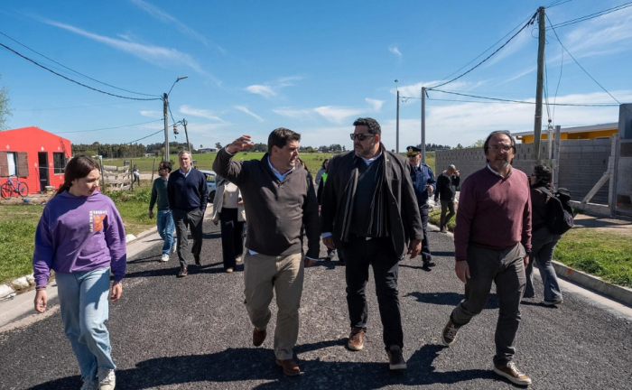 Secretario de Presidencia, Alejandro Sánchez, camina junto al intendente de Durazno, Felipe Algorta, y vecinos del barrio Las Higueras