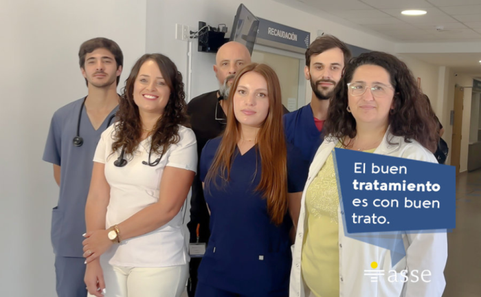 Funcionarios de ASSE, de pie, miran a la cámara. Delante de ellos se lee la consigna "El buen tratamiento es con buen trato"