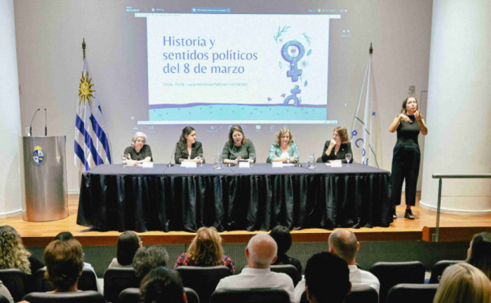 INE: Información rigurosa es vital para visibilizar y corregir desigualdades Funcionarias del INE exponen en el salón de actos de Torre Ejecutiva. De fondo, una proyección con la leyenda "Historia y sentidos políticos del 8 de marzo"