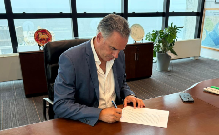 El presidente Yamandú Orsi, en su escritorio, firma el decreto reglamentario de la ley que regula la muerte médicamente asistida