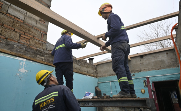 Salto: MVOT comenzó intervenciones en viviendas con daños severos tras temporal Tres funcionarios del MVOT, con camperas del plan Juntos, reparan el techo de una casa afectada por el temporal del 18 de julio, ocurrido en Salto