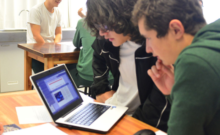 Dos adolescentes de unos 16 años miran la pantalla de una notebook