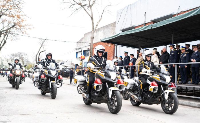 Más de 12.000 motos fueron incautadas en operativo Ñandubay Cuatro efectivos de la Policía de Tránsito de Montevideo circulan en sus motocicletas, por la calle, frente a un palco en la que se encuentran autoridades del Ministerio del Interior, durante la celebración del 100° aniversario de esta unidad.