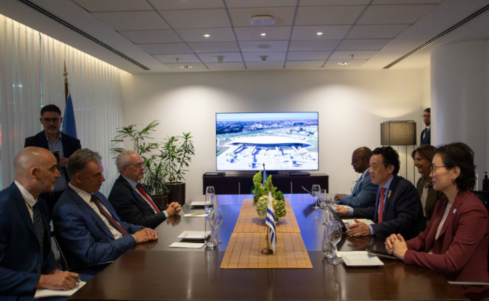 Presidente Orsi se reunió con director general de FAO, QU Dongyu Presidente Yamandú Orsi, junto al canciller Mario Lubetkin, sentado frente a director general de FAO, QU Dongyu y delegación técnica del organismo