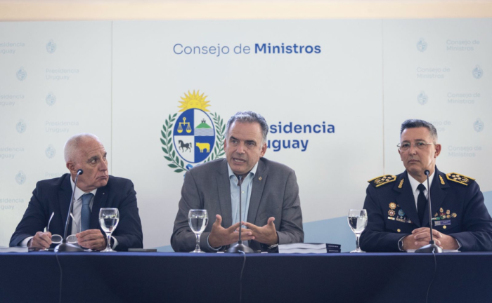 Presidente Yamandú Orsi presenta el Plan Nacional de Seguridad Pública. A su lado, el ministro del Interior, Carlos Negro, y el director de la Policía Nacional, José Azambuja