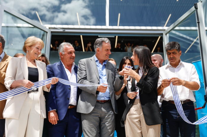 Presidente Yamandú Orsi le entrega un trozo de cinta de inauguración a la rectora de UTEC, Valeria Larnaudie. A su lado, el intendente de Lavalleja, Daniel Ximénez, y la vicepresidenta de la República, Carolina Cosse