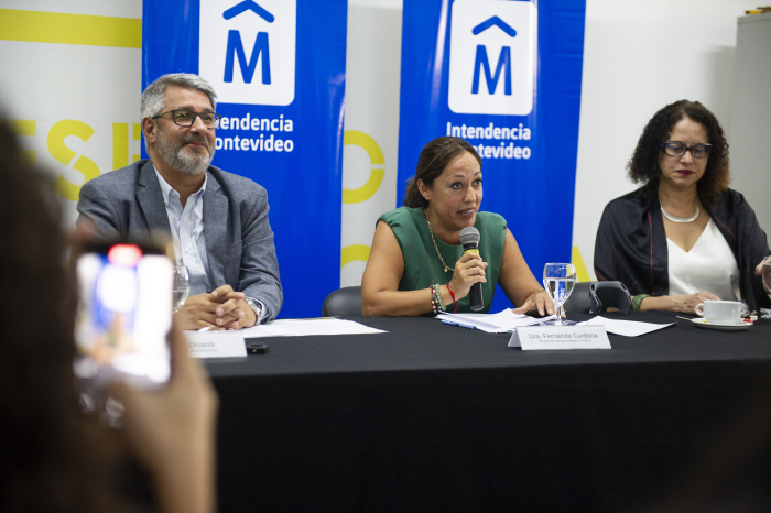 Fernanda Cardona junto a Justo Onandi y Luciana Santos