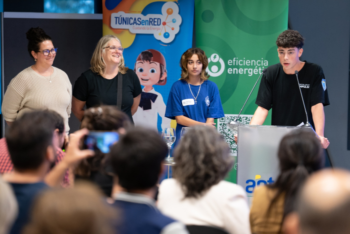 Jóvenes presentan ideas de eficiencia energética para su centro educativo