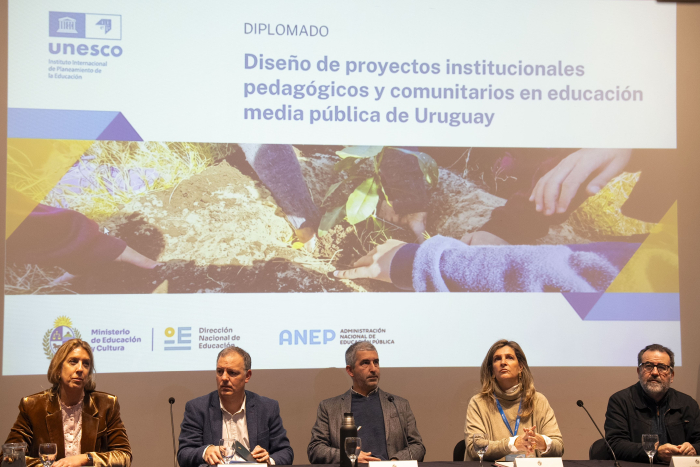 Primer posgrado internacional público para directores de liceos y UTU recibió 100 inscripciones Primer diploma internacional público para directores de liceos y UTU