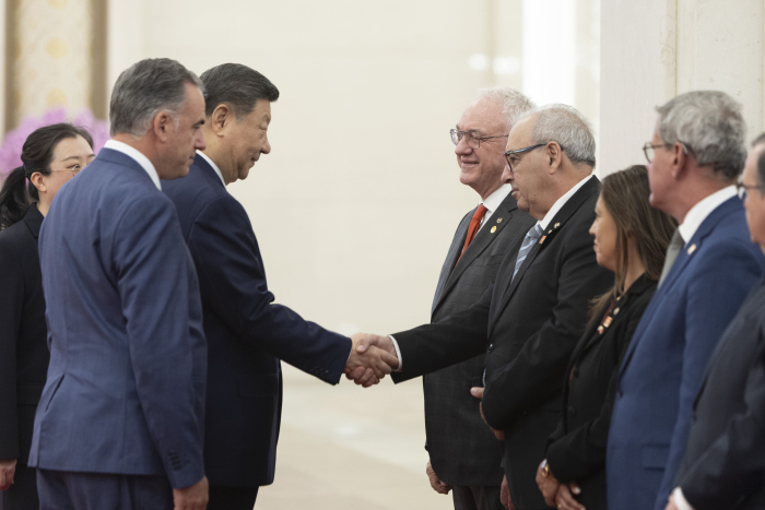 Ministro Alfredo Fratti saluda a Xi Jinping durante audiencia en Beijing