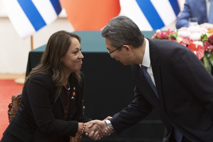 Fernanda Cardona con autoridad China