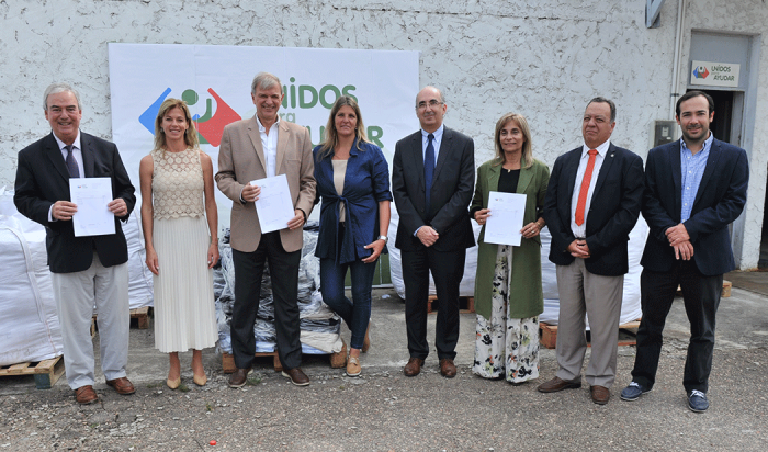 Integrantes de Unidos para Ayudar con autoridades de las instituciones beneficiadas