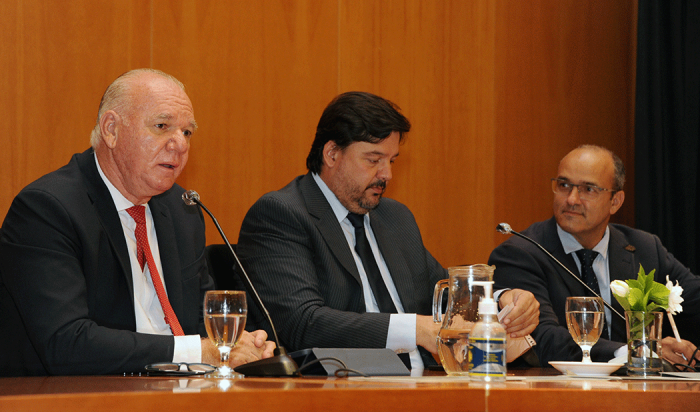 Autoridades de Ambiente y de Industria, Energía y Minería en evento de economía circular