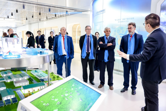 Delegación uruguaya recorriendo Grupo Yili