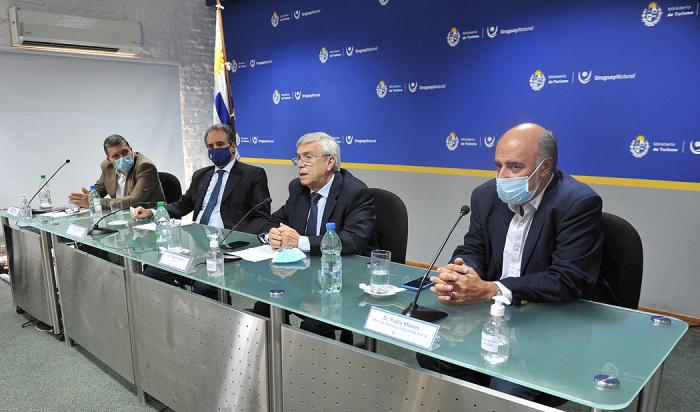 Ministro Tabaré Viera, en conferencia de prensa