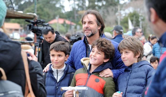 Lacalle Pou posando para las cámaras abrazado a niños