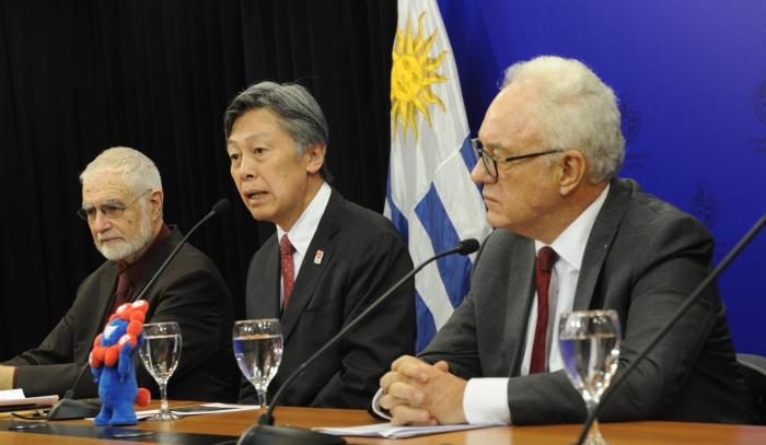 Mesa de autoridades en conferencia de prensa