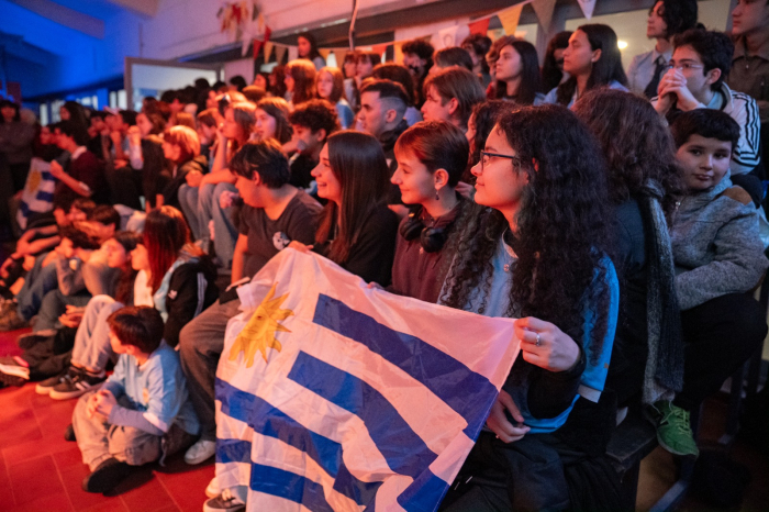 Niños con bandera de Uruguay