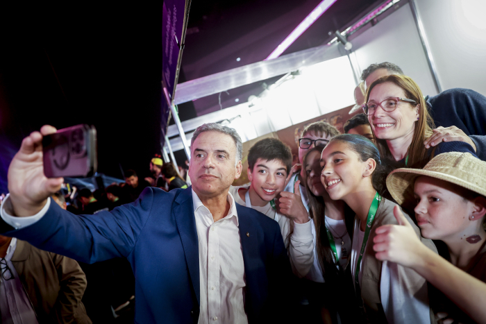 Orsi con estudiantes en olimpíadas de robótica