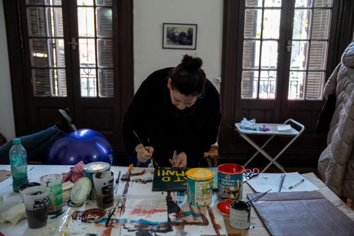 Mujeres usuaria de centro del Mides pintando
