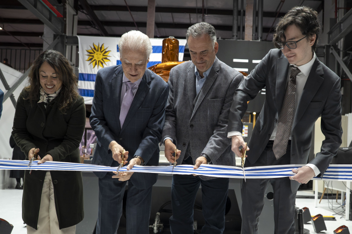 Fernanda Cardona, Orlando Dovat, Yamandú Orsi e Ignacio Belieres en inauguración de planta de Epic Aerospaces