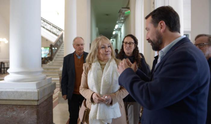 Presidenta de la República en ejercicio, Carolina Cosse, recorre las instalaciones de la Facultad de Medicina junto al decano y otros académicos