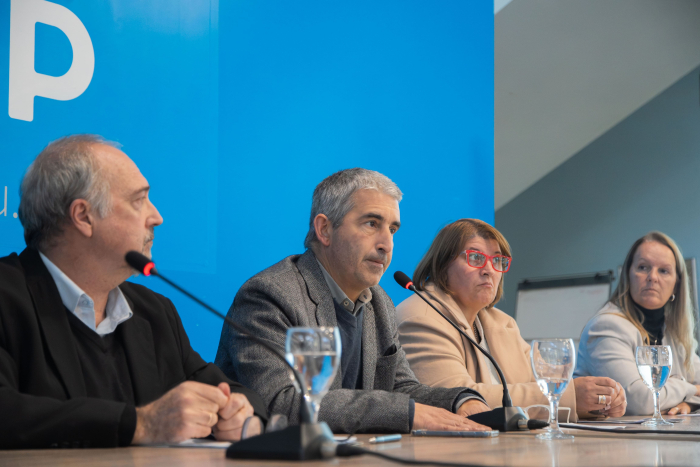 Autoridades en la presentación del Programa de Apoyo al Egreso