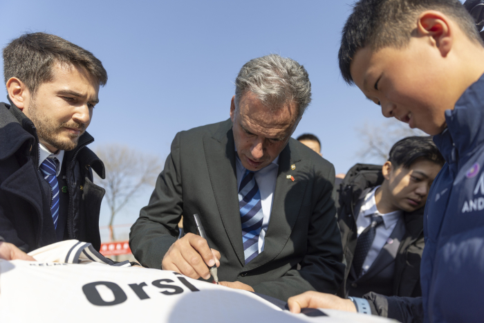 Orsi firma camiseta de fútbol en China