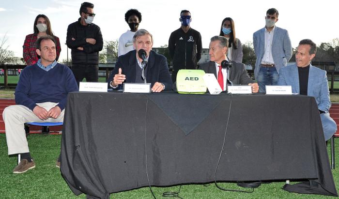 SND entrega desfibrilador a pista de atletismo del Prado