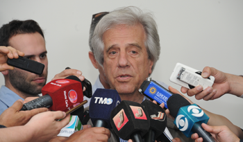 Vázquez con la prensa antes del Consejo de Ministros abierto de Santa Clara de Olimar
