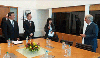 Presidente Tabaré Vázquez con el ministro de Aduanas chino, Ni Yuefeng