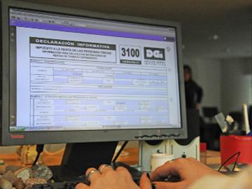 Monitor de computadora mostrando el formulario de declaración jurada de IRPF