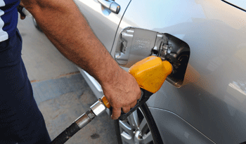 Carga de combustible en estación de servicio