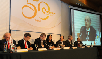 Autoridades en el 50.º aniversario de la Comisión de Integración Energética Regional