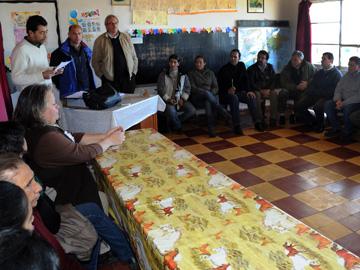 Autoridades con vecinos de paraje De La Cruz de San Pedro