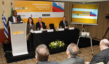 Edgardo Ortuño, ministro interino de Industria, Energía y Minería en firma de acuerdo naval con Brasil