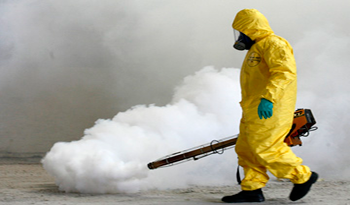Fumigador realizando tareas