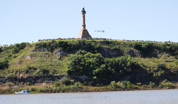 Vista de la meseta de Artigas desde el río Uruguay