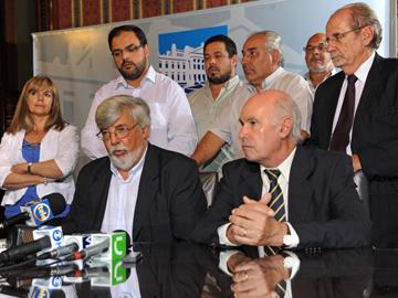 Ministro Bonomi y equipo de trabajo del Ministerio junto a legisladores
