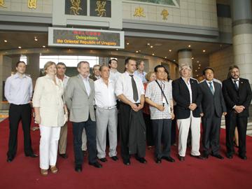 Delegación uruguaya junto la coreana posando en el Memorial