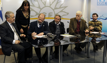 Autoridades firman el convenio entre OSE y Plan Juntos Autoridades firman el convenio entre OSE y Plan Juntos