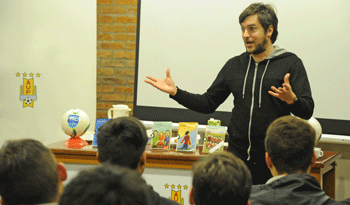 Daniel Baldi con jóvenes de Gol al Futuro