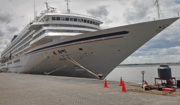 El imponente buque crucero japonés Asuka II en el Puerto de Montevideo