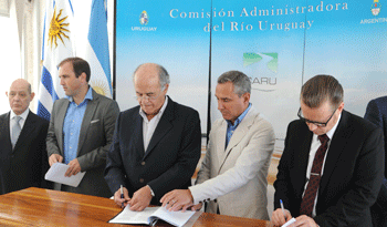 Autoridades uruguayas y argentinas de CARU suscriben contrato con representantes de la firma belga Jan De Nul