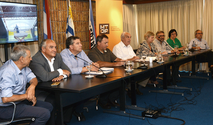 Víctor Rossi acompañado por el equipo de directores del Ministerio de Transporte y Obras Públicas