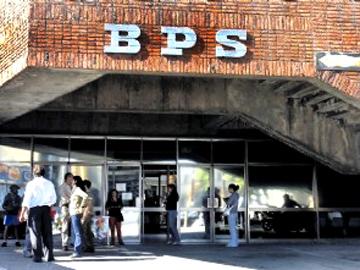 Fachada de la sede del BPS con gente ingresando