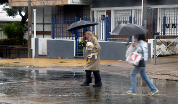 Inundaciones, voladura de techos y otros daños causó el fuerte temporal que aún persiste en Uruguay