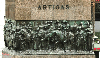 Destaque del friso del monumento al general José Artigas, en la Plaza Independencia